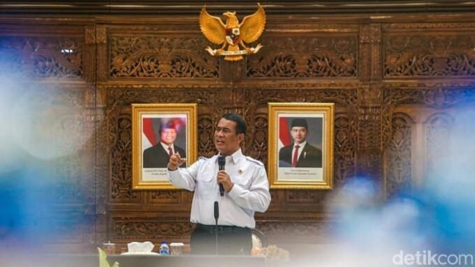 presiden minta produksi gula digenjot pabrik wajib punya kebun tebu